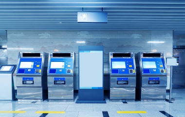 室内广告机与户外广告机的差异解析